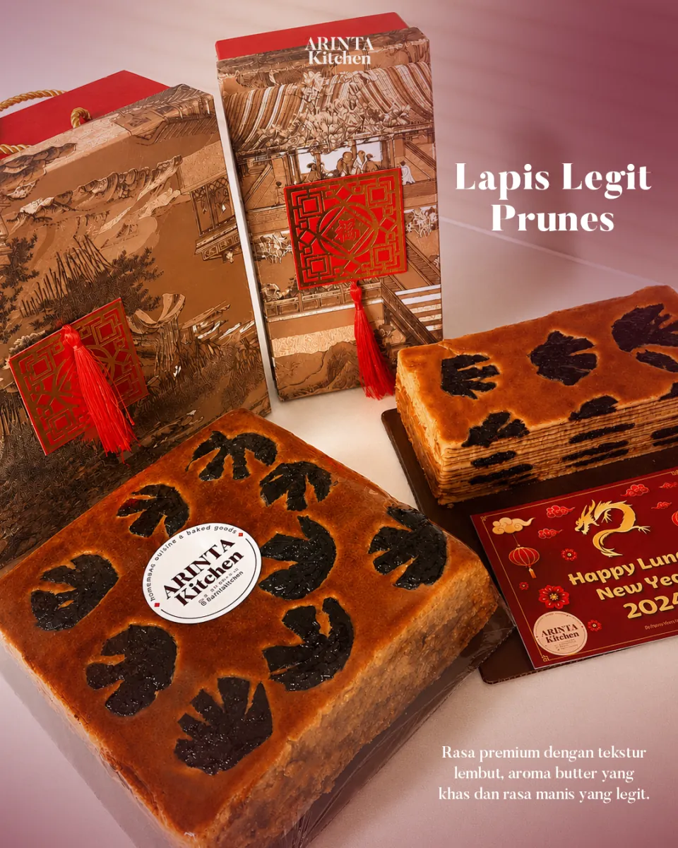 Lapis Legit Prunes dalam kotak hadiah Imlek dengan kartu ucapan naga