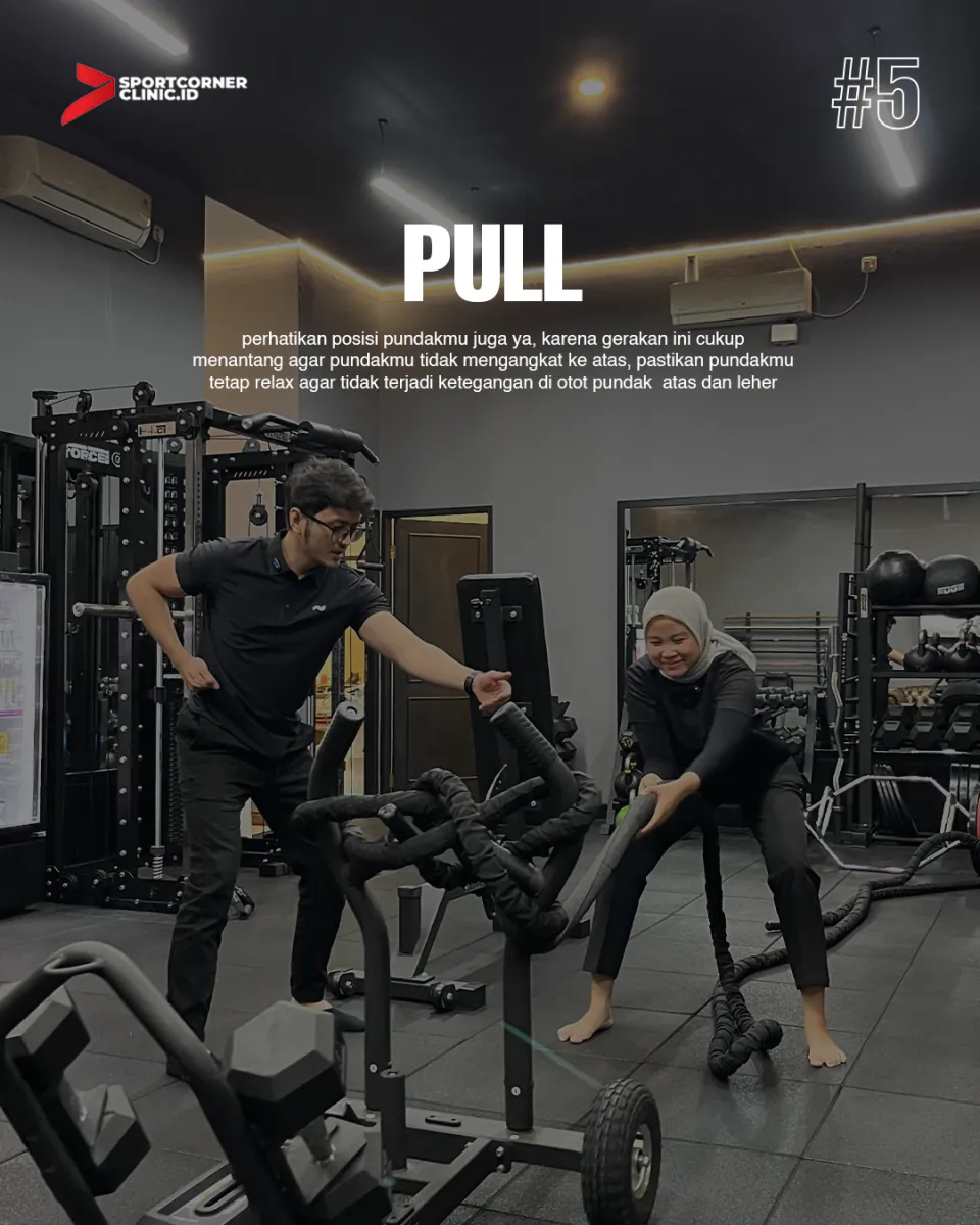 Frame carousel ‘#5 Pull’ dengan dua orang berlatih di gym dan tips posisi tubuh