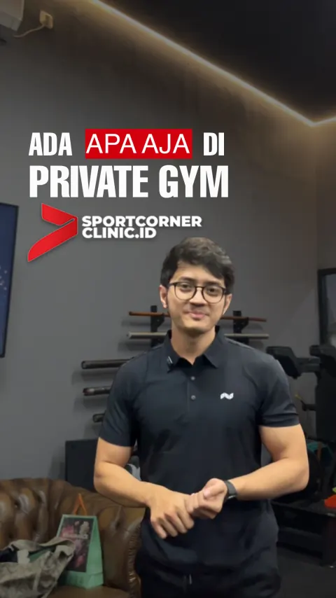 Vertical frame ‘Ada apa aja di private gym’ with a man in a black polo and the Sportcorner Clinic.id logo