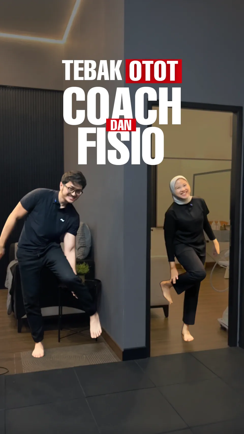 Frame vertikal ‘Tebak otot coach dan fisio’ dengan coach dan fisioterapis berpose jenaka